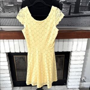 Ronni Nicole Lace Eyelet dress Butter Yellow Size 6 Stretch Short Sleeve